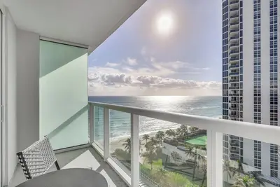 Image de Top-Floor Views: Miami Sunny Isles Beach Studio