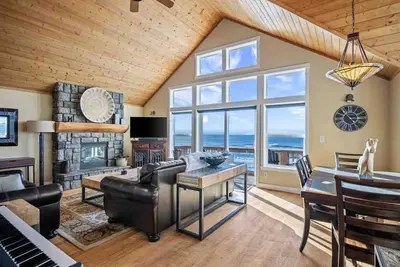 Image de Breathtaking Ocean Front Views, Hot Tub, Fireplace, Deck, Steps from Sandy Beach, Pet Friendly