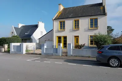 Image de Les Volets Jaunes. Maison à 350 m de la plage et au centre du bourg.