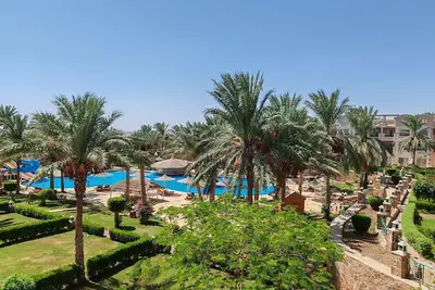 Image de Cozy Sunny Studio with Pool View