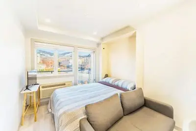 Image de Exquisite and cozy studio close to centre of Kelowna