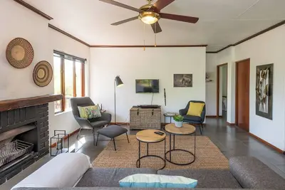 Image de Beautifully renovated three bedroom\/two bathroom chalet in secure Resort