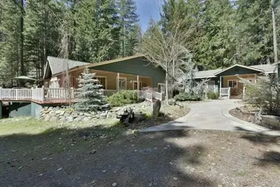 Image de Summit Estate large home with a Cottage.