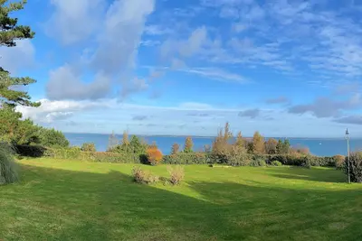 Maison en bord de mer avec jardin arboré à Groix