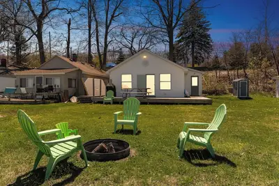 Image de Houghton Lake Sunrise: Sleeps 5, Directly on Houghton Lake, Sister Cottage Next Door!