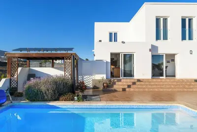 Villa Molinero- 4 bedrooms and pool