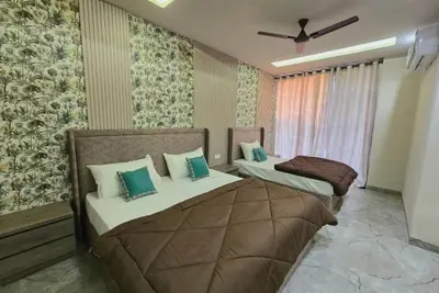 Zipcode Stay : Deluxe Triple Room\n