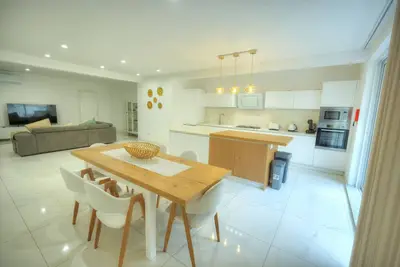 Image de Stylish & large 2 bedroom with internal yard Dcut1-1