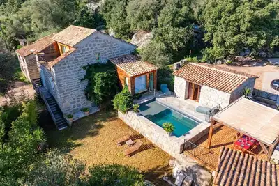 Image de Maison en pierres piscine chauffée 5mn de la plage