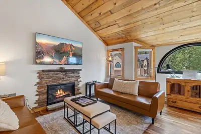 Image de The Lion's Den: Base of chair 7 w/ hot tub and views!