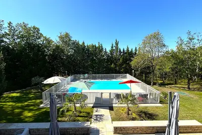Image de Maison de standing avec climatisation, piscine privée clôturée, et jardin