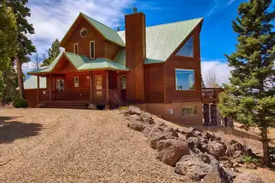 Image de Ski-In Ski-Out Mountaintop Chalet at 10, 000 Feet