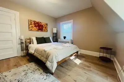 Image de Most loved by repeat guests, ready for your remote & long-term stay!