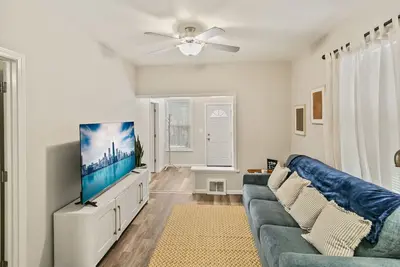 Image de Beautiful Updated Home near Great Lakes Naval Base