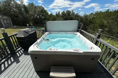 Image de Honey’s Lake House | Hot Tub + Book Your Last Minute Getaway