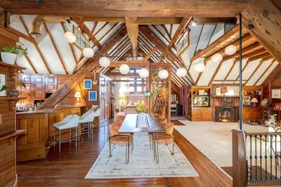 Image de Historic Carriage House: Unique Stay in the Heart of Hamilton