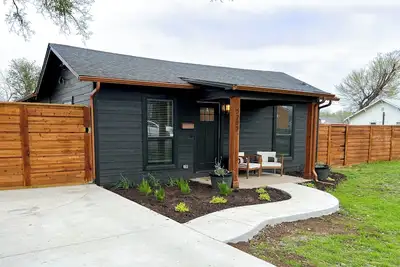 Image de Newly Remodeled Romantic 1920's Bungalow
