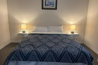 Image de Bedroom Ensuite (Unit 1) @Welland, On…a cozy bedroom space with jacuzzi