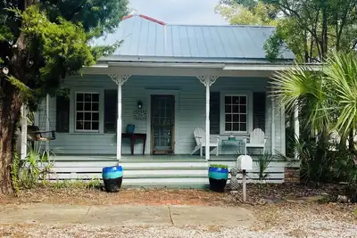 Image de Sutton Place: Downtown Apalachicola Cottage