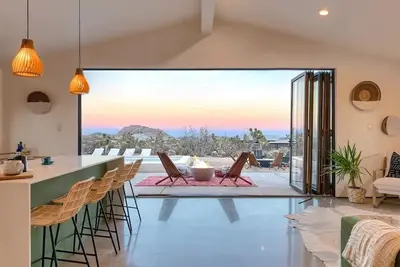 Image de Luxury Spa home w/ Entertainers Pool, hot tub & fire pits!