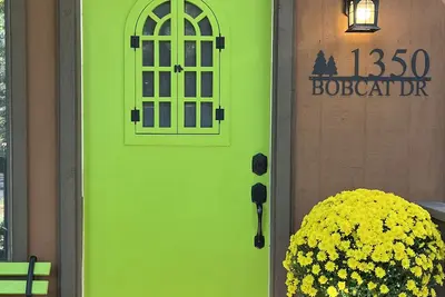 Image de Welcome the Green Door Cabin in beautiful Munds Park Az.
