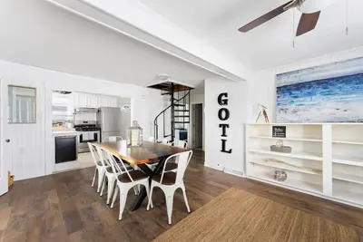 Image de Charming centrally located 3-bedroom cottage in Geneva with WiFi and Ac