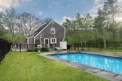 Image de Charming home with heated pool near bike path - sleeps 10