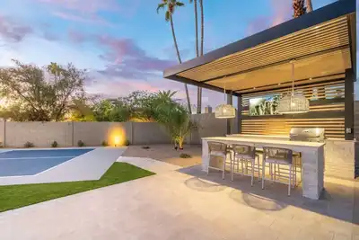 Image de Poolside Palms-PickleBall/BBall/Pool/Firepit/Golf