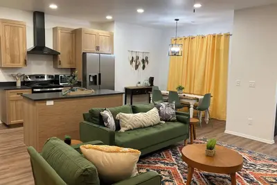 Image de Spacious 6-Br -both sides of duplex- house near Pdc & Wt