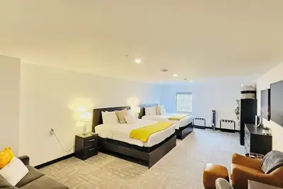 Image de 2 King Beds By Cedar Point Sports Force Sleeps 6!