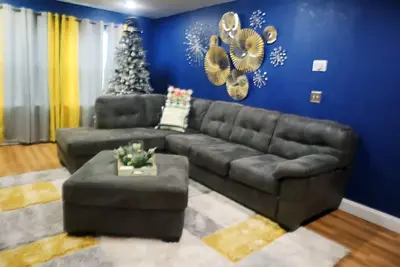 Image de \nCozy 3-bedroom home in Kansas City with WiFi, Ac, and a private backyard.