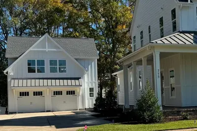 Image de Brand new detached apartment over Garage in Davidson 3 blocks from Main Street