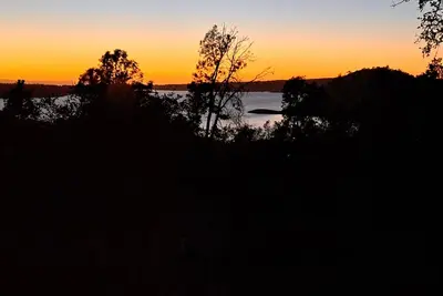 Image de Beautiful Fully Remodeled 2-bedroom Home with WiFi, Ac and a Serene Lake View!