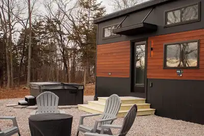Image de The Caamp. Gorgeous 2-bedroom tiny home. Very close to the Barn/Pebble Creek