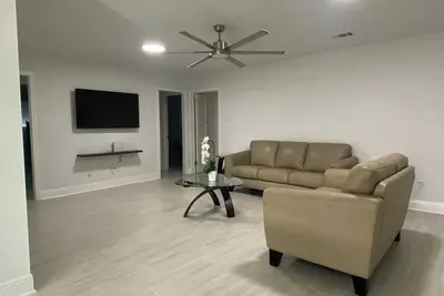 Image de Charming 4 bedroom super clean and safe in Metairie newly remodeled WiFi & Ac