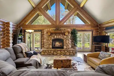 Image de Luxury & Serene Log Home Retreat, Mins to Whitefish & Glacier National Park.