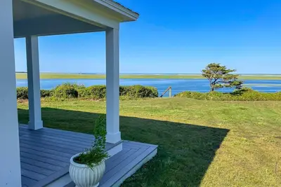 Image de Nauset Harbor Cottage: 112-O Charming Coastal Retreat with Breathtaking Views – East Orleans
