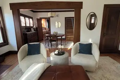 Image de Charming 4-Bedroom Minneapolis Retreat – Perfect for Your Getaway!
