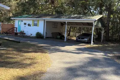 Divine Springs Bed&Breakfast with WiFi, Ac, horses welcome, gym, hot tub, & pool.