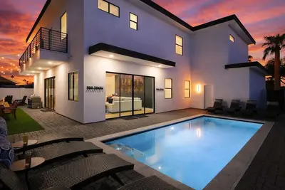 Image de Nouveau - Pool Heat Available - Walk to Old Town