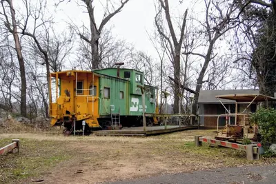 Image de Unique Train Caboose Tiny House & event space. Antique shops & Norman close by