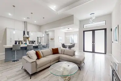 Image de Luxurious home with private washer/dryer, enclosed yard, WiFi, & screened lanai