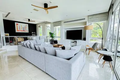 Image de Luxurious 3 Bedroom Penthouse Condo\/Apartment