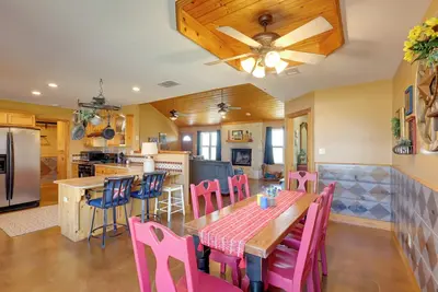 Image de Private Hot Tub & Pickleball Court: Baird Home!