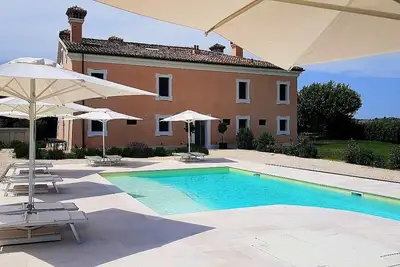 Image de Casa Mortella E: A graceful two-story apartment that is part of an ancient manor house, with Free Wi-Fi.