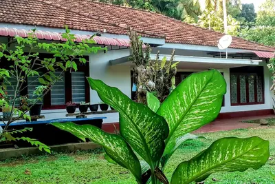 ship house offers easy beach access and nearby train stations.