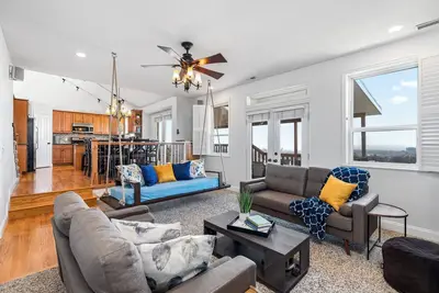 Image de Relaxing 6br Getaway: Hot Tub, Games & Stunning Views