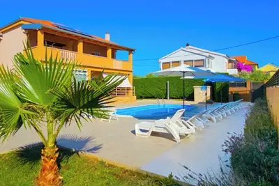 Image de Modern apartment with 2 bedrooms, pool, sauna, and a jacuzzi for perfect getaway