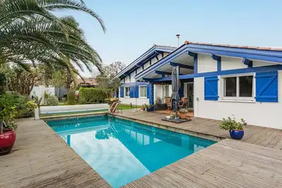 Image de Maison lumineuse avec piscine privée et jardin à Anglet