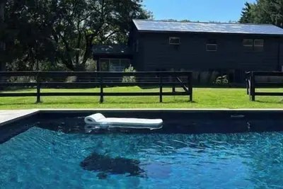 Image de Harlem Valley Hideout: Artsy Poolside Sanctuary